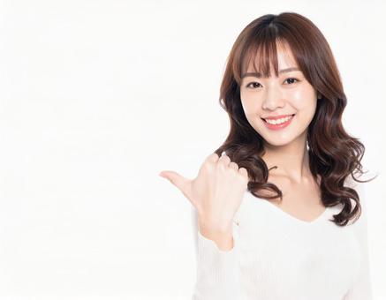ぽいんとを指差す笑顔の女性 ぽいんとを指差す笑顔の女性の写真