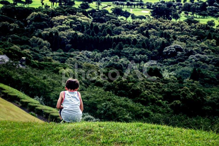 素材＞高台から街を見下ろす旅行中の男の子 子供,男性,人物の写真素材