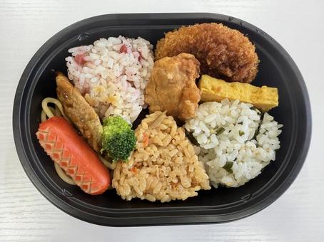おにぎり弁当 おにぎり,弁当,鶏肉の写真素材