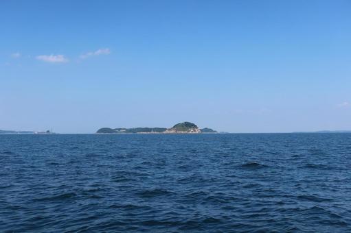 三河湾の船上から望む篠島(引き撮影) 三河湾の船上から望む篠島(引き撮影)の写真