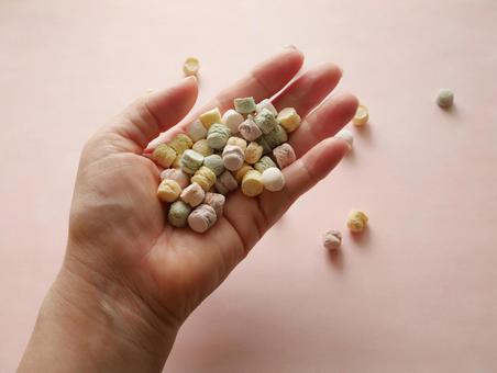 手のひらの菓子 手のひらの菓子の写真