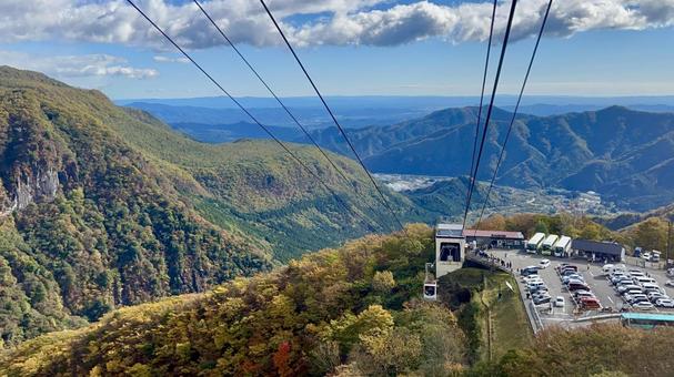 日光いろは坂ロープウェイ秋の紅葉と青空 日光,いろは坂,道路の写真素材