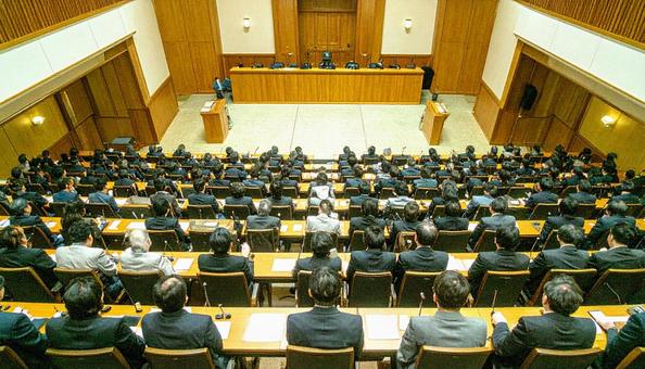 議員が座り会議が進む議会 議員が座り会議が進む議会の写真