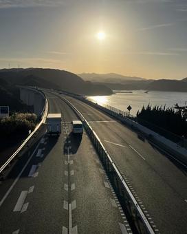 夕暮れの高速道路 ハイウェイ,高速道路,トラックの写真素材