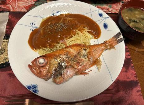 金目鯛の塩焼きとパスタ 金目鯛の塩焼きとパスタ 金目鯛,塩焼き,パスタの写真素材