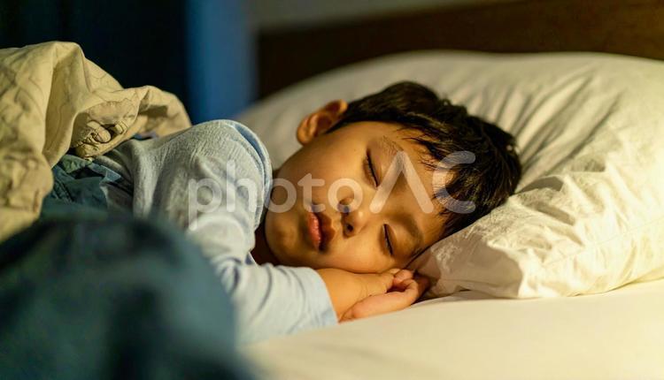 両手をあげて熟睡する男の子 男の子,幼児,人物の写真素材