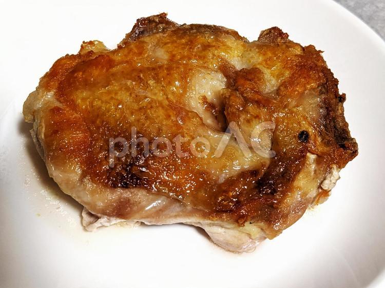 鶏もも肉の素焼き（味付けは塩のみ） 鶏もも肉,素焼き,焦げの写真素材