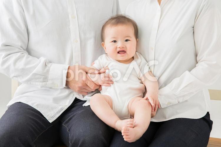 両親に抱かれる赤ちゃん（笑顔） 赤ちゃん,夫婦,両親の写真素材