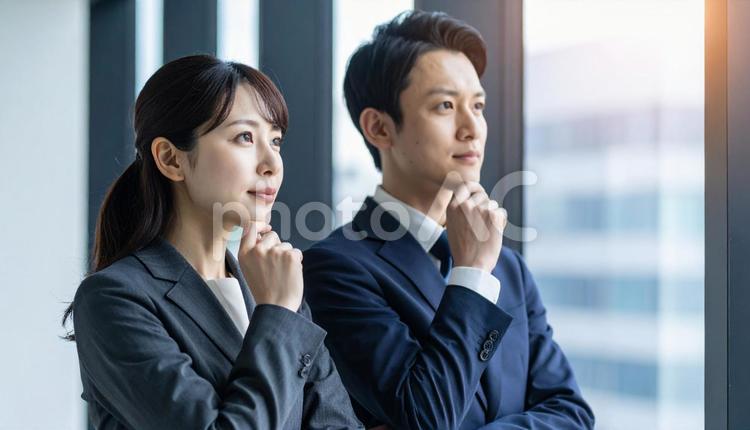 考えごとをする男女2人のビジネスパーソン 男性,女性,男女の写真素材