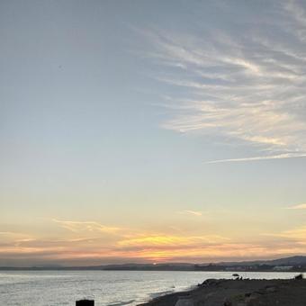 秋の夕暮れと海の写真