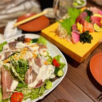 居酒屋の刺身とサラダ 居酒屋,食卓,刺身の写真素材