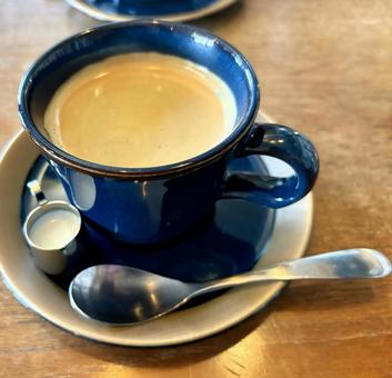 カフェのテーブルと青いコーヒーカップ﻿ コーヒー,カフェ,喫茶店の写真素材