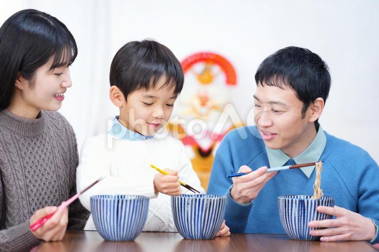 男の子がこれから年越しそばを食べる様子 家族,男性,人物の写真素材