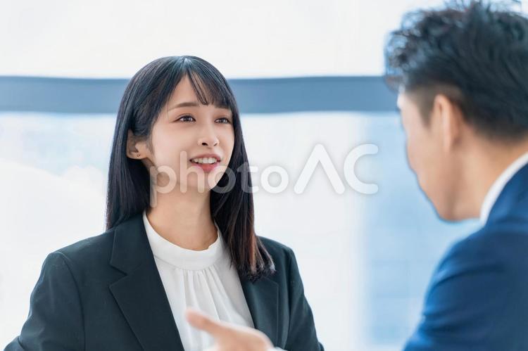 上司と笑顔で話をするビジネスウーマン ビジネスウーマン,ビジネスマン,男性の写真素材