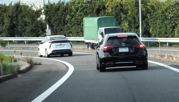 高速道路へ進む車と出る車 カーブを運転中 高速道路へ進む車と出る車 カーブを運転中 ドライブ,車,トラックの写真素材