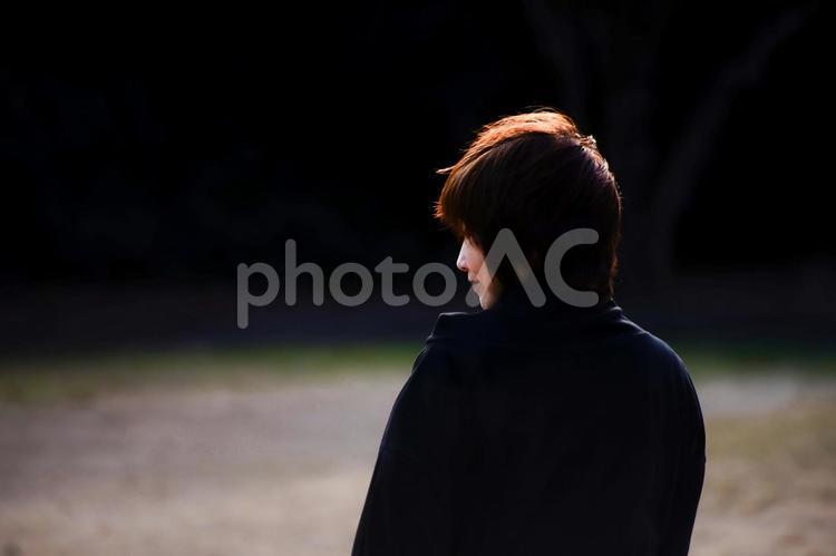 ★＜五島の風景＞鬼岳樹木園を散歩する女性 女性,笑顔,悩むの写真素材