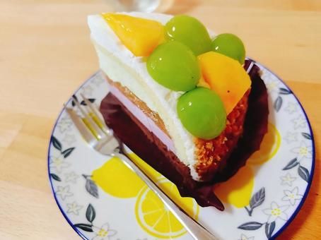 シャトレーゼのフルーツケーキ ケーキ,フルーツ,シャインマスカットの写真素材