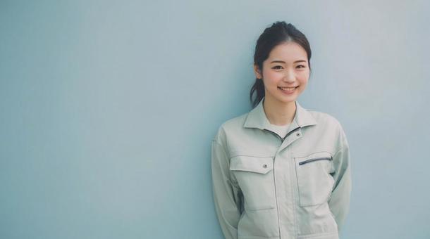 笑顔の作業服女性・工場勤務・建設現場の写真