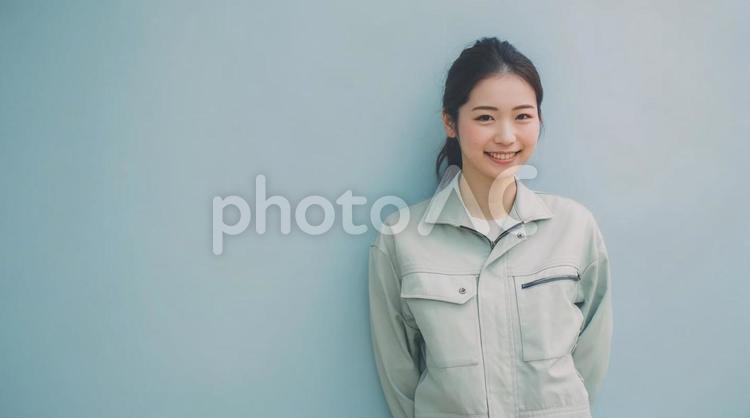 笑顔の作業服女性・工場勤務・建設現場 女性作業員,笑顔,工場勤務の写真素材