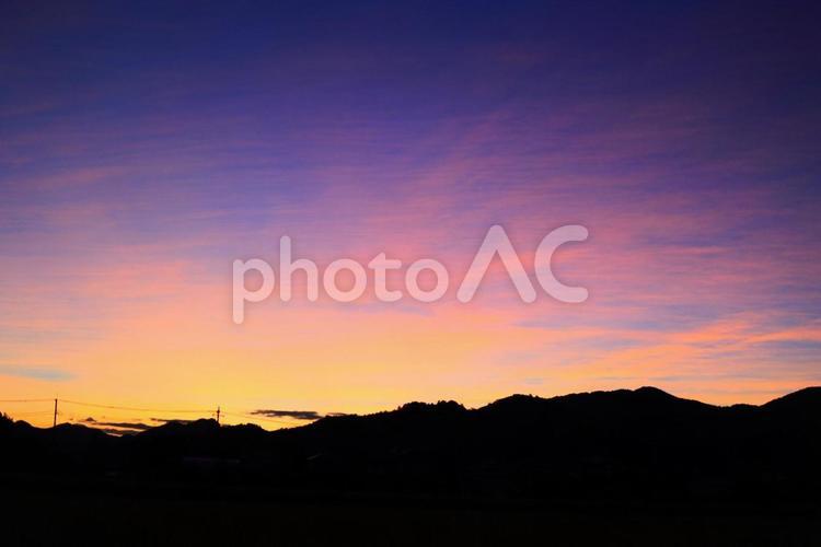 グラデーションが美しい夕焼け 夕暮れ,シルエット,紫の写真素材