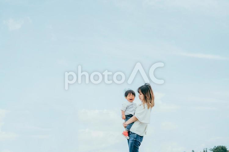 号泣する赤ちゃんを抱っこするママ 親子,子育て,子供の写真素材