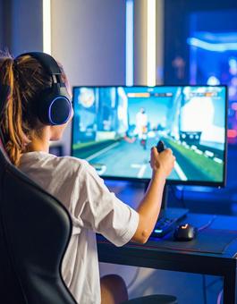 オンラインゲームを楽しむ人 オンラインゲームを楽しむ人の写真