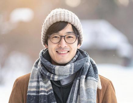 雪の街角を歩く日本人のスナップ風素材 雪の街角を歩く日本人のスナップ風素材の写真