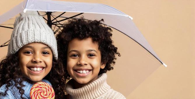 相合傘の黒人の子供 相合傘の黒人の子供の写真