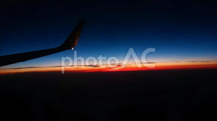飛行機の窓から見た美しい夕陽 夕陽,夕暮れ,空の写真素材
