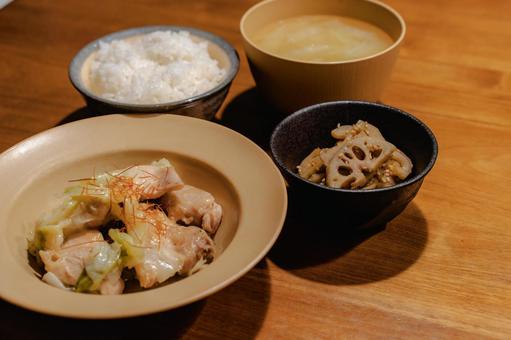 家庭的な和風夕食 夕食,和食,鶏肉の写真素材