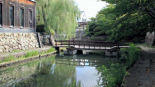 初秋の八幡堀に架かる船橋 八幡堀,初秋,土蔵の写真素材