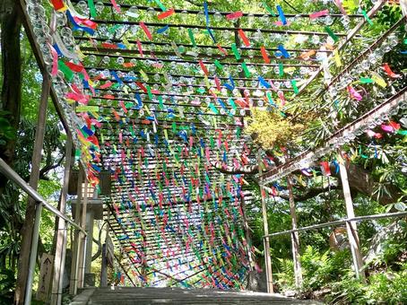 風で揺れる風鈴と石階段6 風で揺れる風鈴と石階段6 風鈴,かえる寺,如意輪寺の写真素材