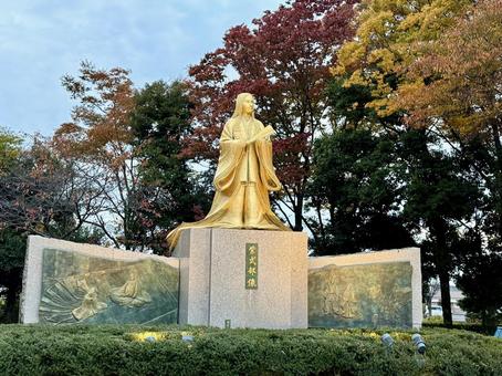 秋の夕方　福井県紫式部公園 黄金像,ゴールド,紫式部公園の写真素材