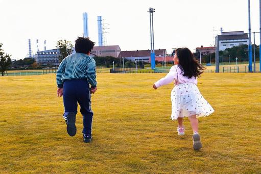 公園の芝生の上を「元気に走る子供たち！」 子供,走る,元気の写真素材