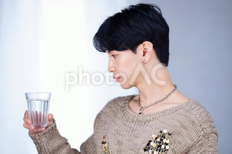 コップを見つめる男性の横顔 男性,コップ,水の写真素材
