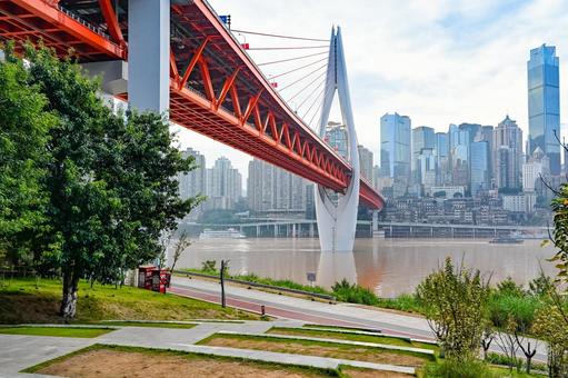 重慶・嘉陵江と千廝門大橋（大劇院駅） 重慶,千廝門大橋,嘉陵江の写真素材