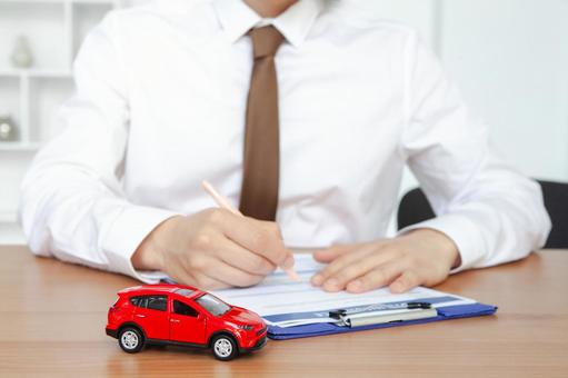 傘と赤い車と記入している男性の手元 保険業,事務職,接客業の写真素材