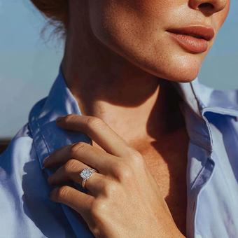 ファッションモデルの手とアクセサリー ファッションモデルの手とアクセサリーの写真