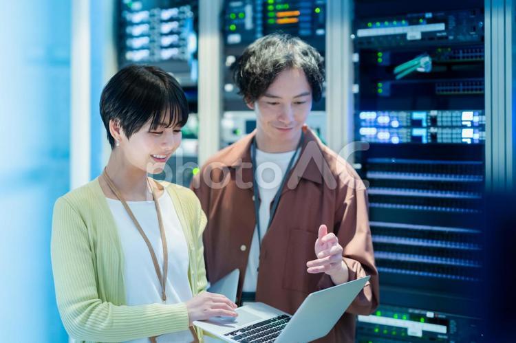 サーバーをメンテナンスするエンジニア エンジニア,サーバールーム,メンテナンスの写真素材