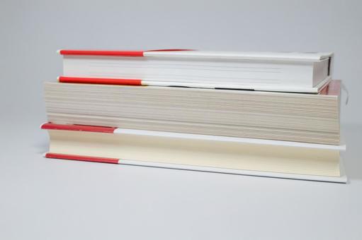赤い背表紙の本の積み重ね 本,積み重ね,背表紙の写真素材