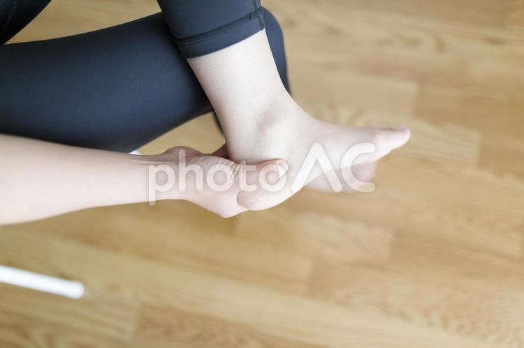 痛みを抱える女性のボディーパーツ 女性,人物,日本人の写真素材