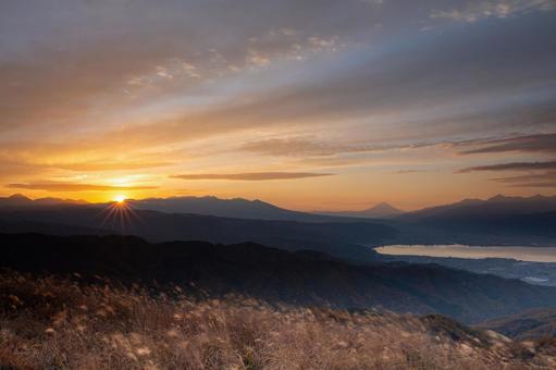 黄金色の夜明け｜諏訪湖｜富士山 高ボッチ高原,諏訪湖,富士山の写真素材