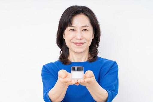 化粧品をすすめるミドルの女性 化粧品をすすめるミドルの女性 化粧品,美容,アンチエイジングの写真素材