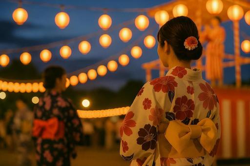 浴衣と提灯に包まれる盆踊り会場の情景 浴衣と提灯に包まれる盆踊り会場の情景の写真