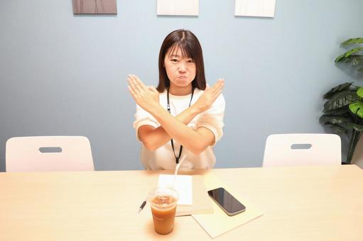 間違いを指摘するひとりの女性 間違いを指摘するひとりの女性 女性,人物,日本人の写真素材