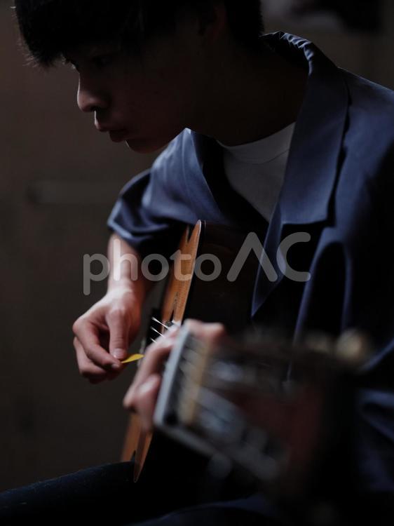 ギターを演奏する人 ギター,演奏,楽器の写真素材