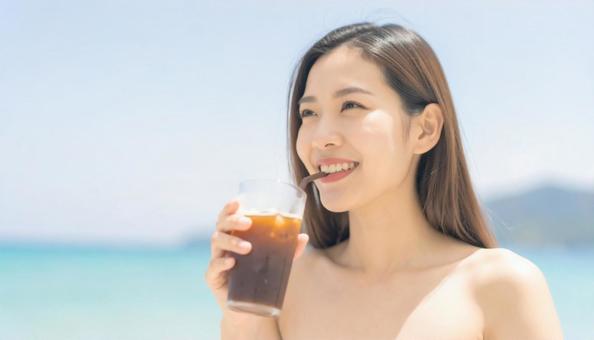 カフェオレを飲む女性 海 カフェオレを飲む女性 海の写真