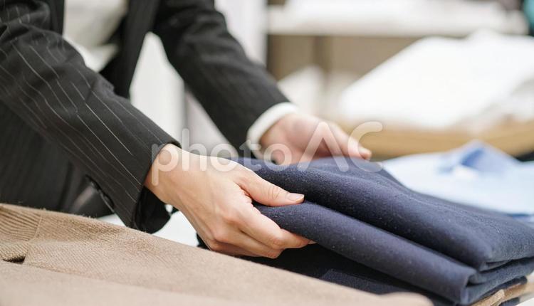 整頓するセレクトショップの女性店員の手 アパレル,スタイリッシュ,ショップの写真素材