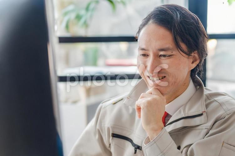笑顔の作業服男性 笑顔,作業服,男性の写真素材