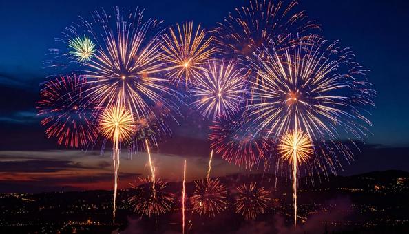 夜空にあがる打ち上げ花火 風物詩 夜空にあがる打ち上げ花火 風物詩の写真